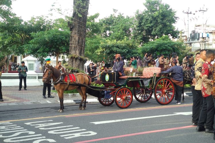 Kereta kencana kirab Kaesang-Erina Disiapkan di Depan Loji Gandrung Solo, Minggu (11/12/2022)