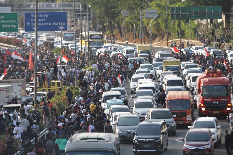 Ribuan mahasiswa dan buruh memasuki Jalan Tol di depan Komplek Parlemen, Jakarta, Senin (30/9/2019). Aksi mahasiswa dan buruh tersebut untuk mendesak DPR membatalkan revisi UU KUHP dan UU KPK.  ANTARA FOTO/Reno Esnir/ama.