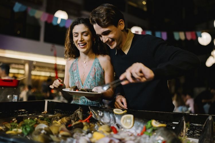 Ilustrasi menikmati kuliner. 