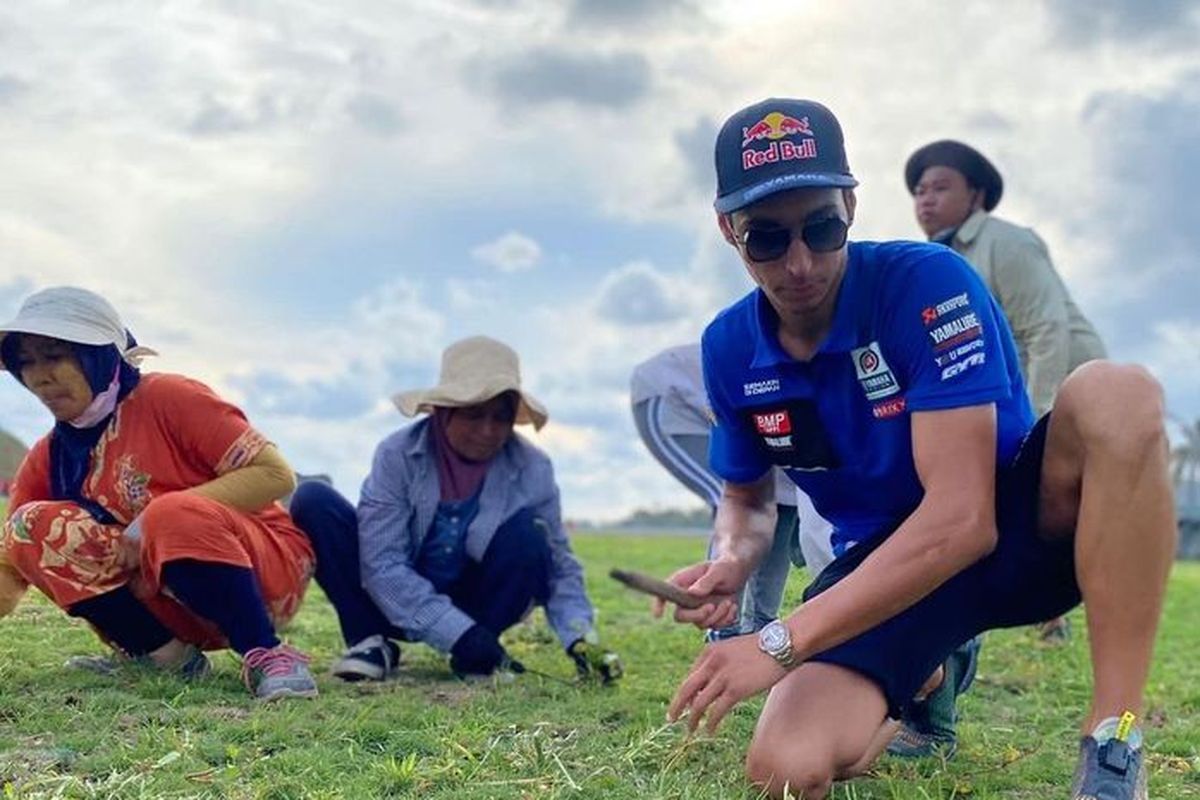 Potret Toprak Razgatlioglu ikut memotong rumput bersama pekerja Sirkuit Mandalika.