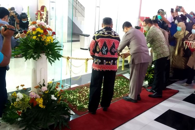 Bupati Tulungagung Maryoto Birowo menggunting pita saat peluncuran gedung baru Graha Mandiri di RSUD dr Iskak Tulungagung, Jawa Timur, Jumat (9/4/2021)