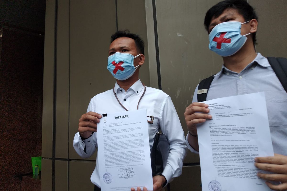 Kuasa Hukum Haris Azhar dan Tim Advokasi Fatia Maulidiyanti menyambangi Kejaksaan Tinggi DKI Jakarta guna memberikan surat rekomendasi penghentian perkara, Kamis (27/1/2022).