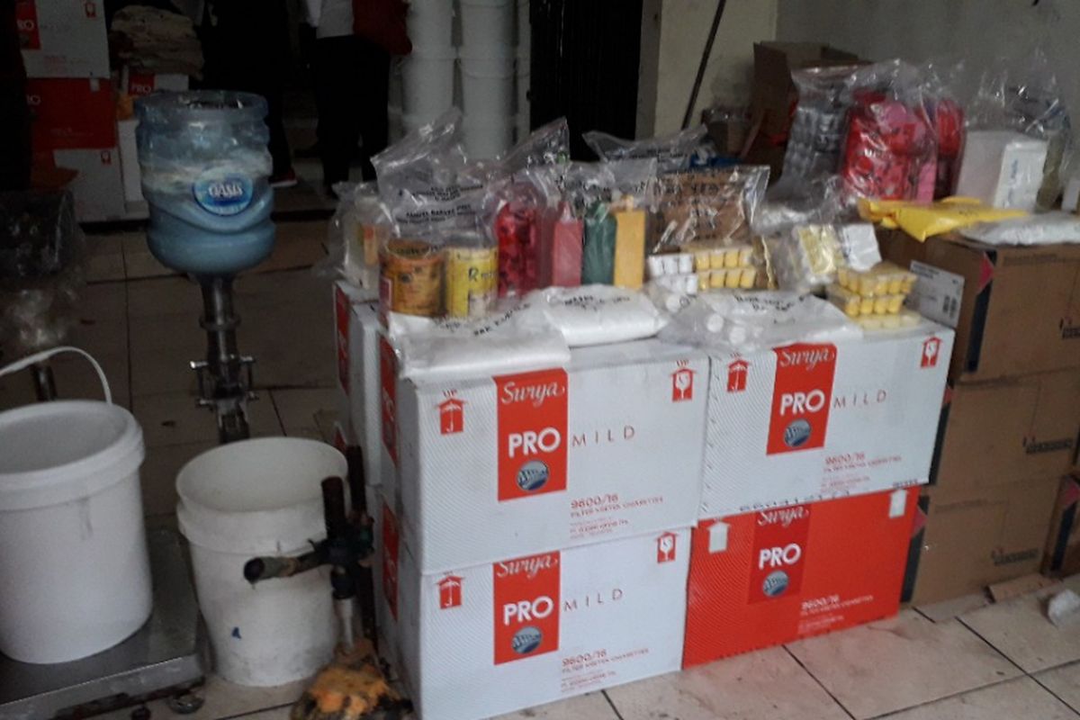 Barang bukti hasil penggerebekan BPOM di sebuah ruko yang dijadikan tempat produksi kosmetik ilegal pada Kamis (15/2/2018) di Jalan Jelambar Utama, Jelambar, Grogol Pegamburan, Jakarta Barat.