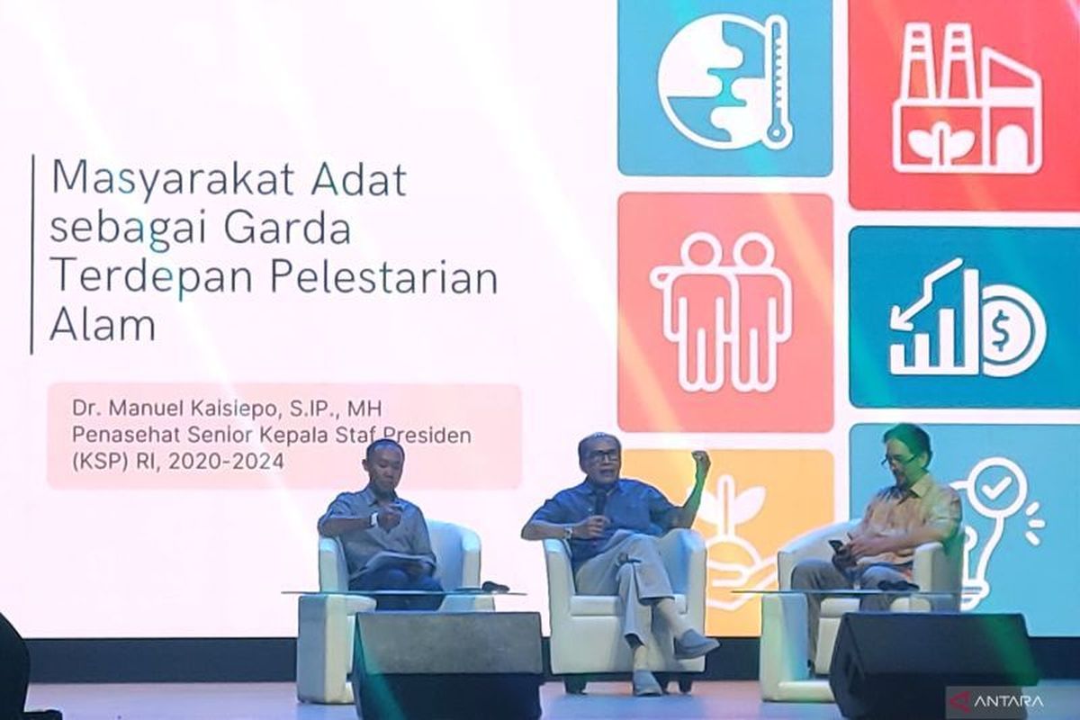 Akademisi sekaligus penasihat senior Kepala Kantor Staf Presiden RI 2020-2024 Manuel Kaisiepo dalam diskusi bertema 'Masyarakat Adat Sebagai Garda Terdepan Pelestarian Alam' yang diadakan oleh Lembaga Konservasi Indonesia di Jakarta, Sabtu (23/11/2024).