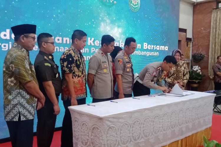 Penandatanganan Kesepakatan Bersama Sinergi Perencanaan dan Pelaksanaan Pembangunan tentang Penerapan E-TLE di Balai Kota Surabaya, Jumat (27/12/2019).