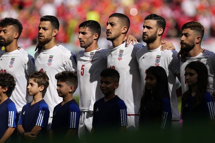 Pemain timnas Iran berfoto jelang pertandingan Grup B Piala Dunia 2022 melawan Wales di Stadion Ahmad bin Ali, Al Rayyan, Qatar, Jumat (25/11/2022).