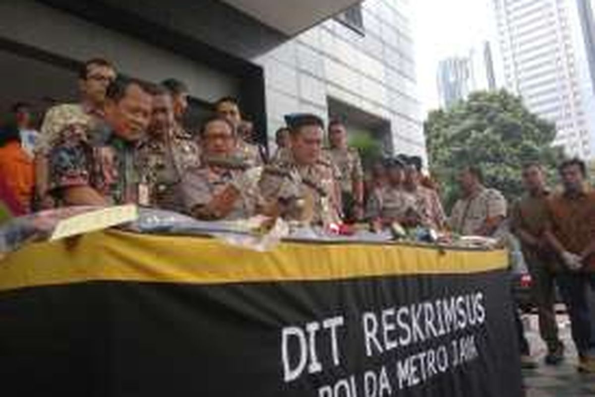 Polisi merilis enam tersangka pencurian kabel di gorong-gorong Jalan Medan Merdeka Selatan, Jumat (11/3/2016). Hadir Kapolda Metro Jaya Tito Karnavian dalam acara ini. 