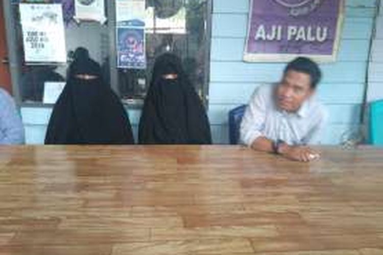 Belum diizinkan bawa pulang jenazah anaknya, Orang tua Dodo alias Pondah didampingi kuasa hukum dari Tim Pembela Muslim, mengadu ke Sekretariat Aji di Jalan Rajawali 28, Senin (27/03/2016).