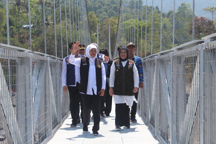 Gubernur Jawa Timur Khofifah Indar Parawansah saat meresmikan Jembatan Gantung KaliregoyoLumajang, Selasa (17/10/2023)