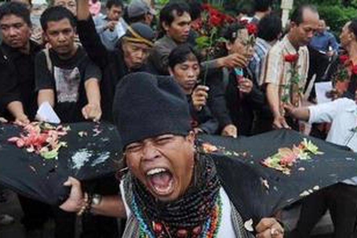 Sejumlah seniman dan warga Surabaya menggelar teatrikal dalam aksi menolak kekerasan massa di depan Gedung Grahadi Surabaya, Rabu (9/2/2011). Aksi tersebut untuk menyikapi perusakan tempat ibadah di Temanggung, Jawa Tengah.