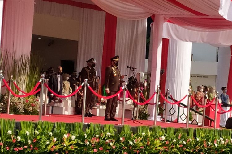 Jaksa Agung Republik Indonesia Sanitiar Burhanuddin saat memimpin upacara di Hari Bhakti Adhyaksa di Lapangan Gedung Kejaksaan Agung, Jakarta, Jumat (22/7/2022).