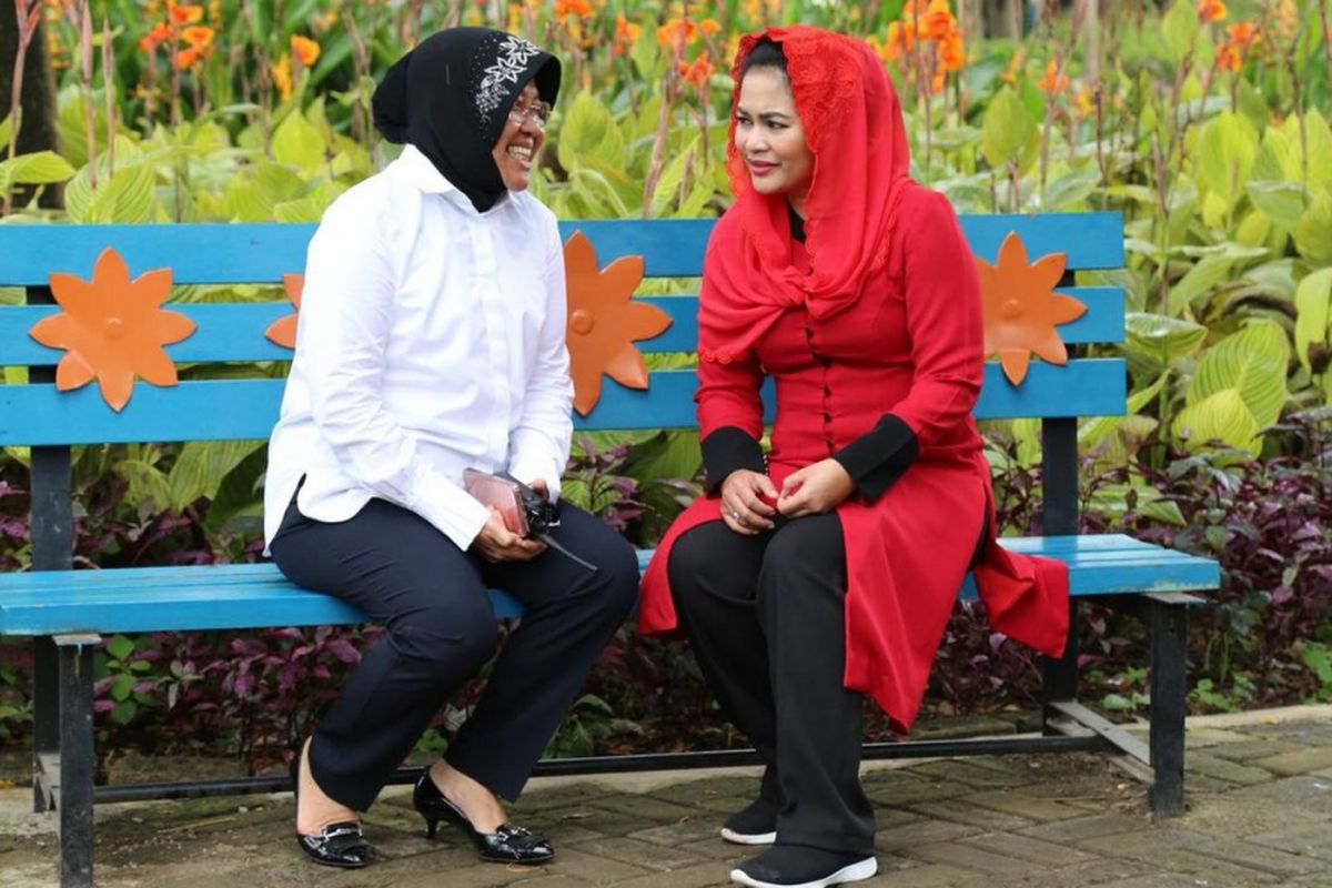 Wali Kota Surabaya Tri Rismaharini mengajak Calon Wakil Gubernur Jawa Timur Puti Guntur Soekarno berjalan-jalan di Taman Harmoni Kecamatan Keputih.