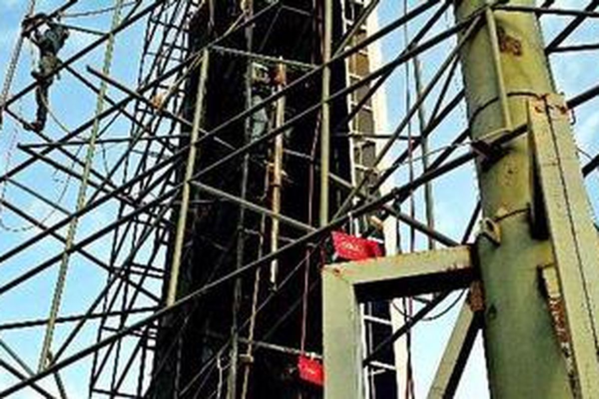 Sejumlah pekerja memperbaiki tiang reklame yang berada di kawasan Rasuna Said, Kuningan, Jakarta, Jumat (11/3/2011). Dinas Pelayanan Pajak DKI Jakarta mengungkapkan penerimaan pajak reklame 2011 diproyeksikan mencapai Rp 330 miliar. 