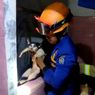 Petugas Damkar Selamatkan Kucing Tercebur Sumur di Cilodong Depok