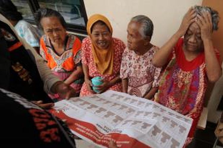Sukarelawan Demokrasi Komisi Pemilihan Umum Jakarta Barat menyosialisasikan Pemilu 2014 kepada para warga lanjut usia (lansia) penghuni Panti Sosial Tresna Werdha Budi Mulia 2, Cengkareng, Jakarta Barat, Rabu (19/3/14). Sebagian besar lansia di tempat tersebut hidup sebatang kara di jalanan dan tidak mempunyai kartu tanda pengenal. Pihak panti akan mengupayakan mereka untuk masuk dalam daftar pemilih tetap sebagai syarat untuk menggunakan hak pilih dalam Pemilu 2014.