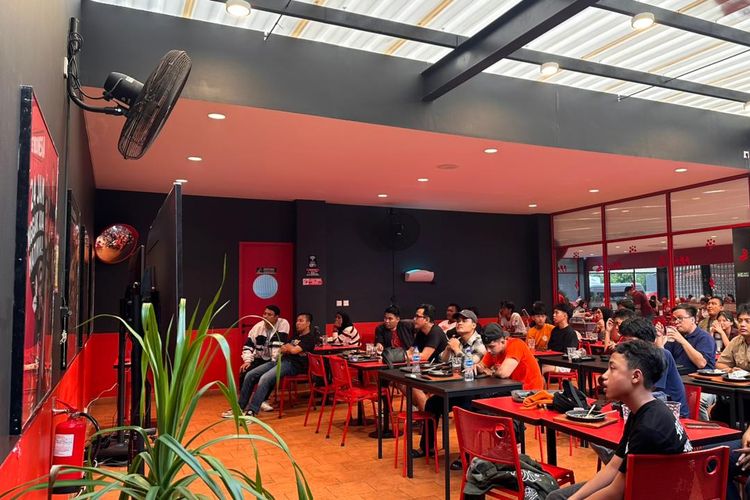 Suasana nonton bareng partai pekan ke-32 Super League 2025-2026, Persija vs Persib, Minggu 10 Mei 2026.
