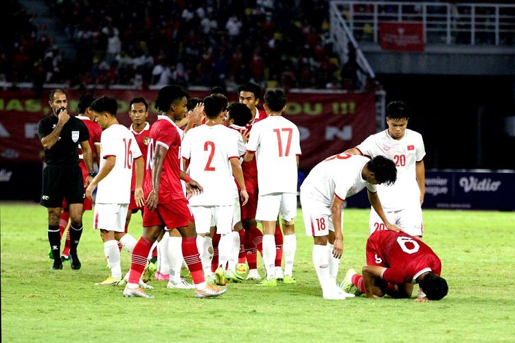 Suasana saat laga timnas U20 Indonesia (merah) vs Vietnam pada laga Kualifikasi Piala Asia U20 2023 yang berlangsung di Gelora Bung Tomo, Surabaya, Minggu (18/9/2022).