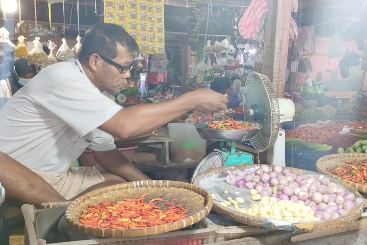 Salah seorang penjual cabai di pasar tradisional Nunukan Kaltara sedang melayani pembeli