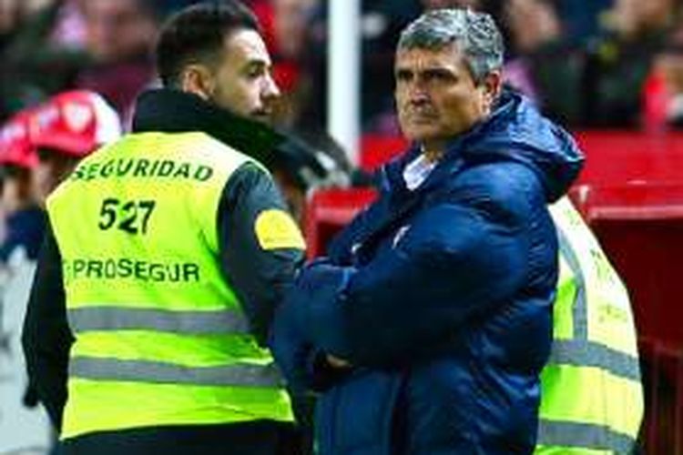 Pelatih Malaga, Juande Ramos, tampak tegang saat timnya bertanding melawan Sevilla di Stadion Ramon Sanchez Pizjuan, Sabtu (17/12/2016). 