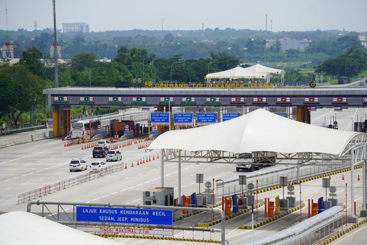 Ilustrasi Gerbang Tol Cikampek Utama 2 yang menjadi tempat pemantauan arus lalu lintas libur Tahun Baru Imlek 2021 di jalan tol.