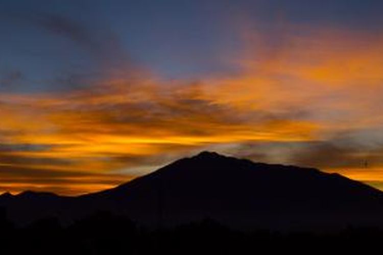 Gunung Gede Pangrango, Jawa Barat pada pagi hari dilihat dari Caringin, Kabupaten Bogor, 30 November 2013.