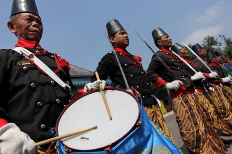 Prajurit Keraton Kasunanan Surakarta berbaris di dalam lingkungan keraton.