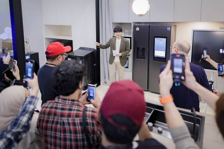 Samsung memamerkan kulkas pintar dengan AI Home terbaruyna di Southeast Asia Tech Seminar 2025 di Bangkok, Thailand, pada 20 Juni 2025 lalu.