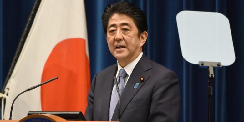 PM Jepang Shinzo Abe saat memberikan pernyataan dalam peringatan berakhirnya Perang Dunia II, Jumat (14/8/2015).