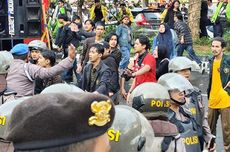 Aksi "May Day" di Semarang Ricuh, Polisi Semprotkan Water Canon Saat Gerbang Didobrak Massa