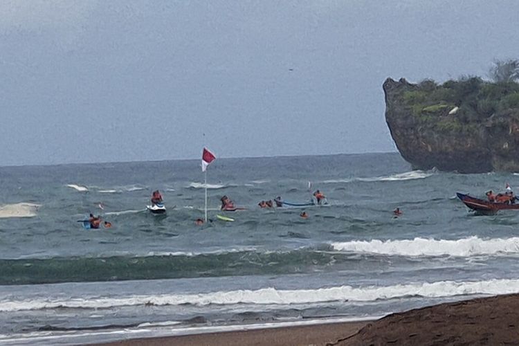 Upacara bendera HUT Ke 78 RI di tengah laut Pantai Baron, Gunungkidul. Kamis (17/8/2023)