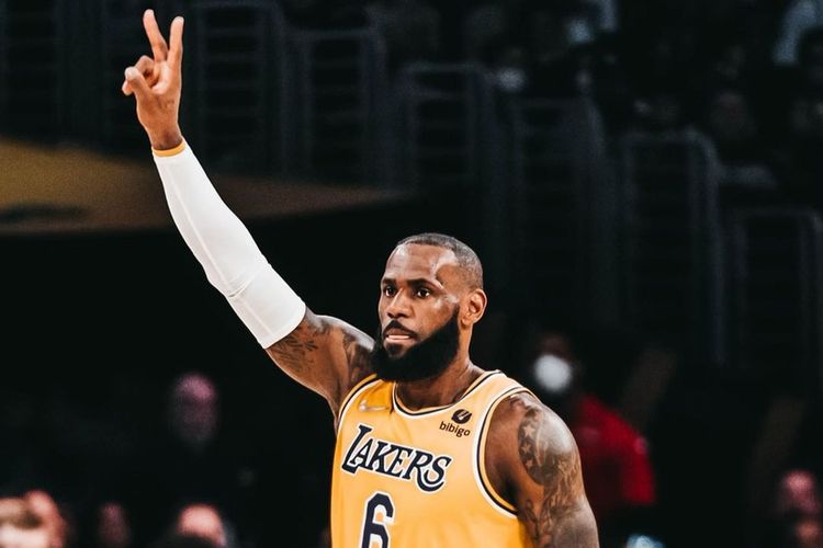 Megabintang Los Angeles Lakers, LeBron James. LeBron James kini menjadi pemain dengan jumlah poin terbanyak dalam sejarah NBA ketika mencetak 38 poin saat Lakers kalah 130-133 dari Oklahoma City Thunder di Crypto.com Arena, Los Angeles, California, pada Rabu (8/2/2023) pagi WIB.