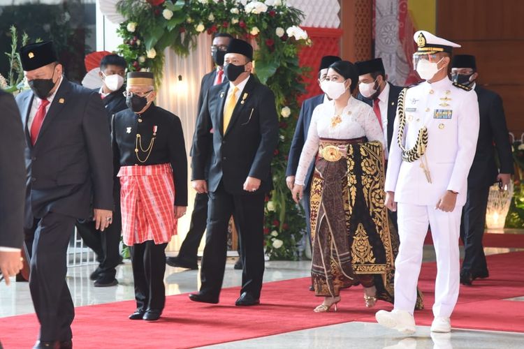 Ketua DPR RI Puan Maharani mengenakan pakaian adat Bali ketika menghadiri sidang Tahunan MPR dan Sidang Bersama DPR-DPD RI di Gedung Nusantara, Senayan, Jakarta, Senin (16/08/2021).