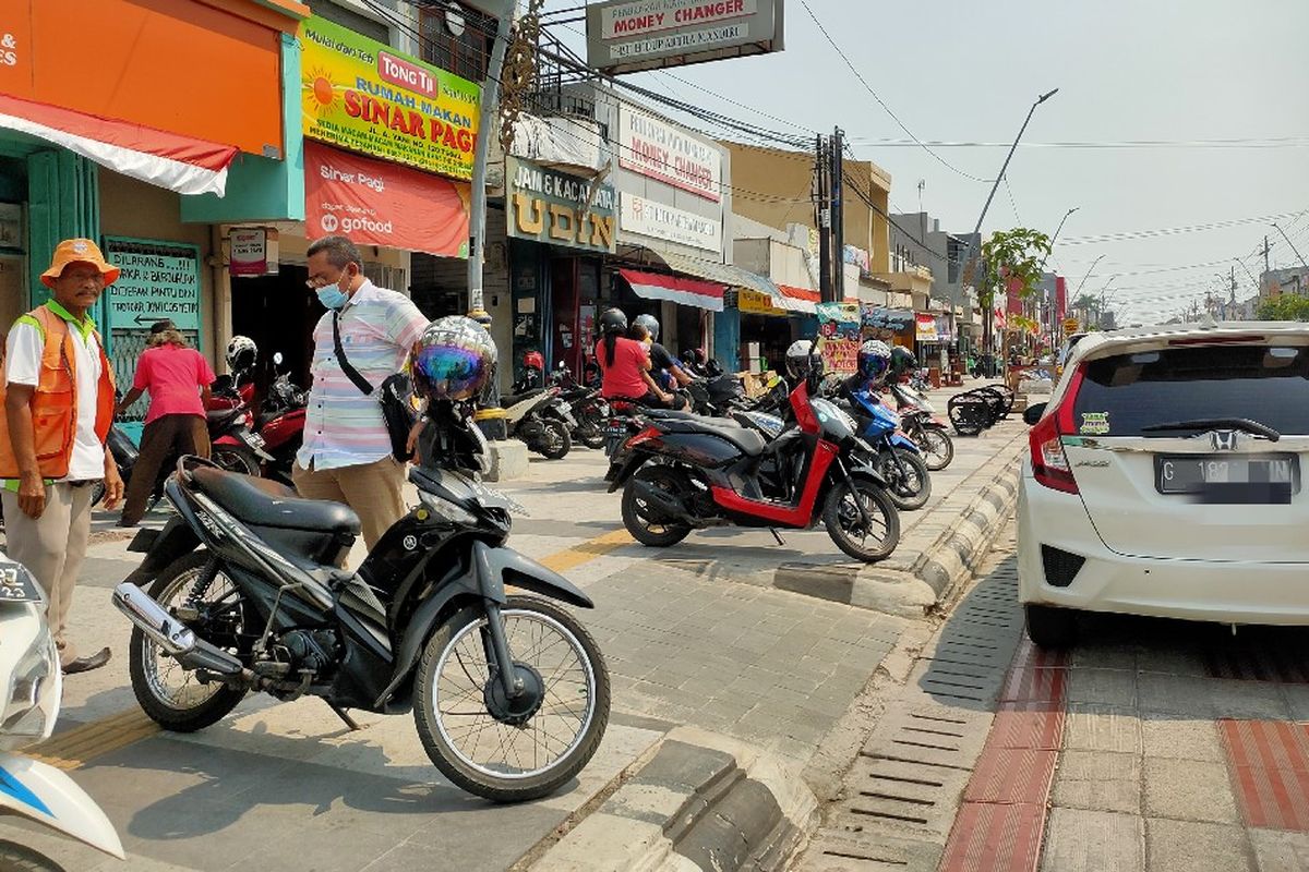 Sepeda motor hingga mobil parkir di atas trotoar dan bahu jalan di kawasan City Walk Malioboro Jalan A. Yani, Kota Tegal, Jawa Tengah, Rabu (24/8/2022). 