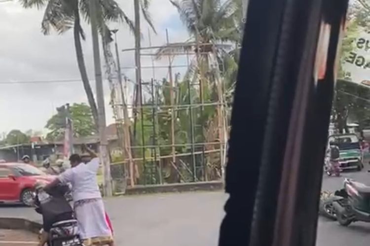 Tangkapan layar video seorang pria menodongkan keris pada pengguna jalan di Bali, Kamis (1/9/2022).