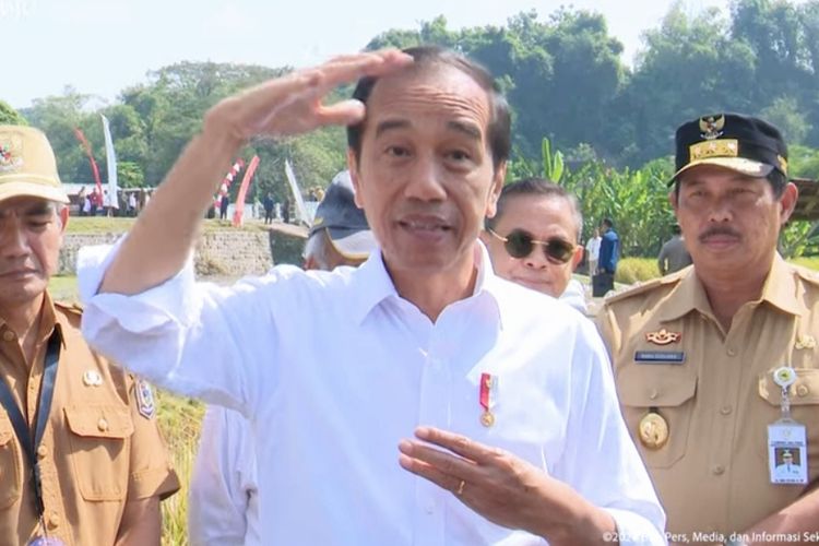 Presiden Joko Widodo saat memberikan keterangan pers usai meninjau bantuan pompa air di Kabupaten Karanganyar, Jawa Tengah, Rabu (19/6/2024).