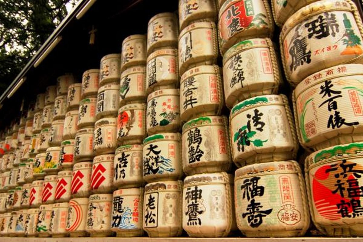 Gentong-gentong sake yang dipersembahkan untuk Kuil Meiji di Tokyo