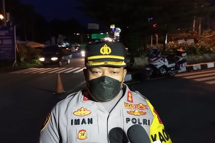 Kapolres Bogor AKBP Iman Imanuddin memantau situasi arus lalin di jalur Puncak Bogor, Jawa Barat, Sabtu (5/3/2022).