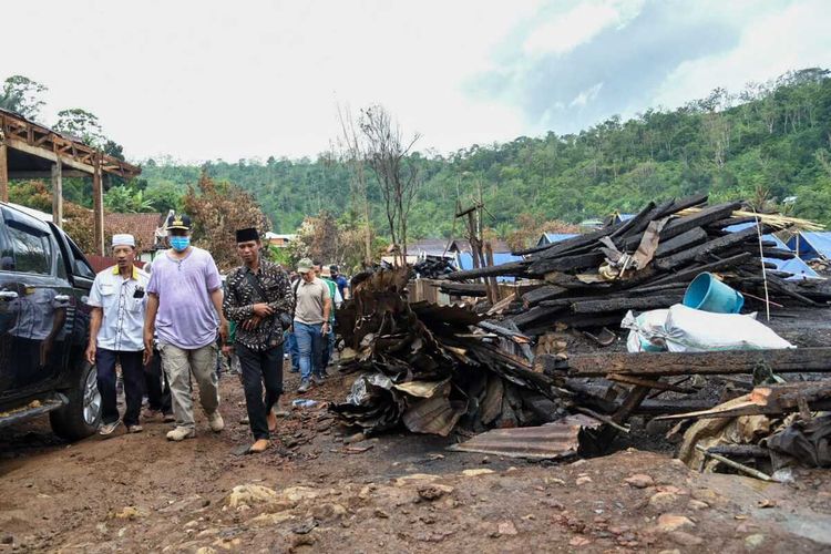 Gubernur NTB, Zulkieflimansyah, saat berkunjung ke lokasi kebakaran di Desa Baturotok, Kabupaten Sumbawa.