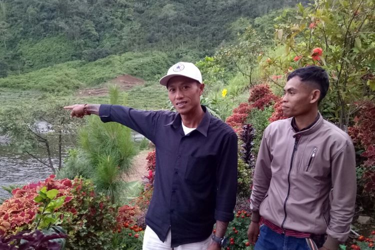 Mahdum Effendi (kiri) dan Heri, kedua orang yang dipercaya membangun aset desa, yaitu Telaga Danau Rawa Gede, Desa Sirna Jaya, Sukamakmur, Kabupaten Bogor, Jawa Barat.