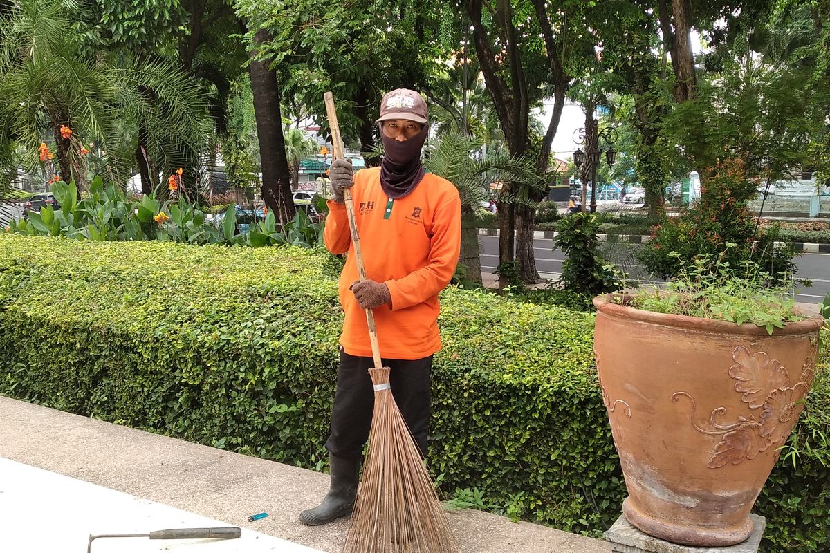 Budi Santoso seorang sapu jalanan di Kota Surabaya, Sabtu (25/1/2025). 