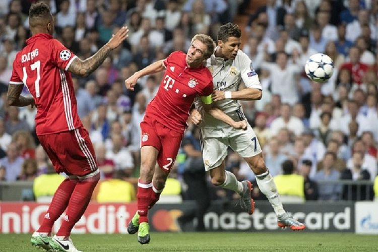 Cristiano Ronaldo mengungguli Philipp Lahm dalam menyundul bola untuk menaklukkan gawang Manuel Neur pada pertandingan perempat final Liga Champions antara Real Madrid dan Bayern Muenchen di Stadion Santiago Bernabeu, Rabu (18/4/2017). 