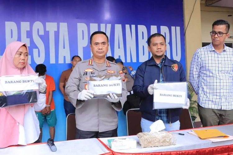 Kapolresta Pekanbaru Kombes Jefri Ronald Parulian Siagian (dua dari kiri) menggelar konferensi pers penangkapan pelaku pencabulan pasien rumah sakit di Pekanbaru, Riau, Kamis (11/5/2023).