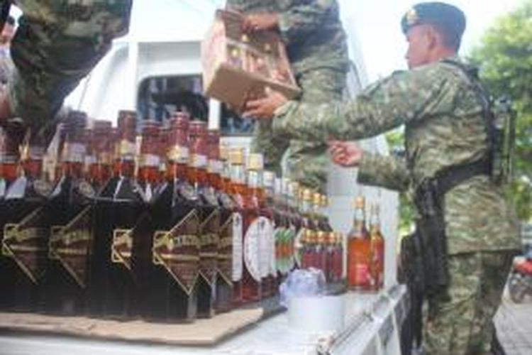  Satgas Pamtas Yonif Linud 433/ Julu Siri saat serahkan 1000 botol miras illegal ke Bea Cukai Nunukan (30/10/2014).  Sejak bertugas tiga bulan terakhir, telah mengamankan hampir 5000 botol miras ilegal.