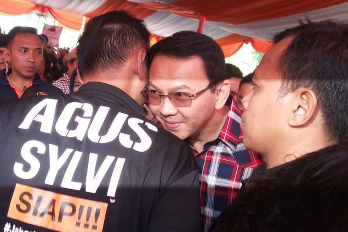 Calon gubenrur nomor urut dua, Basuki Tjahaja Purnama alias Ahok saat bersalaman dengan cagub nomor urut satu, Agus Harimurti Yudhoyono setibanya di lokasi deklarasi kampanye damai di silang barat daya Lapangan Monas, Jakarta Pusat, Sabtu (29/10/2016).