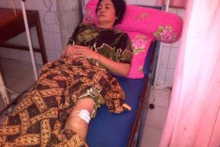 Erli, korban tembakan peluru nyasar masih terbaring lemas di ruangan IGD rumah sakit Bhayangkara Kendari. Proyektil peluru masih bersarang di lutut kirinya. 