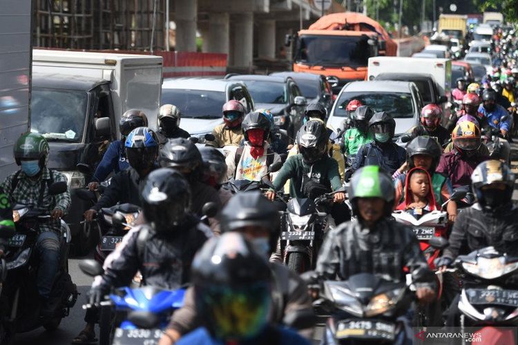 Sejumlah kendaraan terjebak kemacetan di Jalan Raya Pasar Minggu, Jakarta, Rabu (8/4/2020). Pemprov DKI Jakarta telah menetapkan masa sosialisasi penerapan aturan Pembatasan Sosial Berskala Besar (PSBB) selama dua hari yaitu 8 - 9 April 2020 sebelum menerapkan kebijakan tersebut secara penuh pada Jumat, 10 April 2020. 
