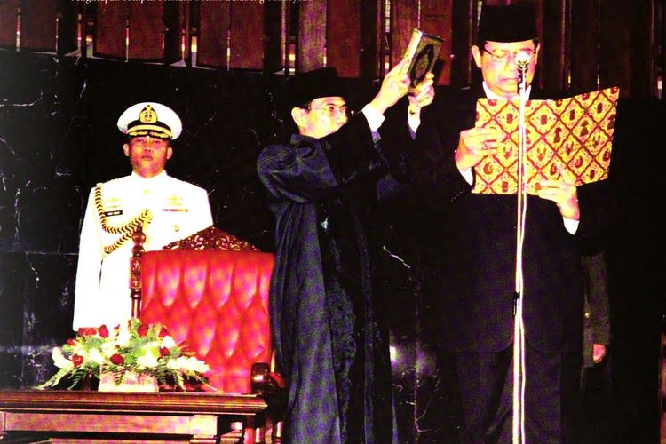 Pelantikan Presiden Susilo Bambang Yudhoyono pada 20 Oktober 2004.