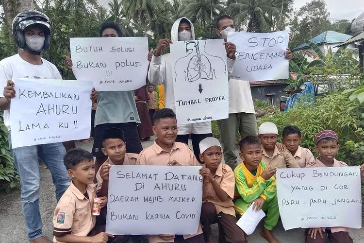 Warga kawasan Ahuru, kecamatan Sirimau, kota Ambon, Maluku menggelar demo memprotes aktivitas pembangunaan bendungan yang berdampak pada pencemaran udara di kawasan tersebut, Sabtu (1/10/2022)