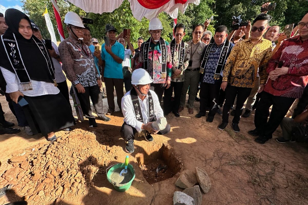 Kementerian Koperasi dan UKM (KemenKopUKM) kembali melakukan ground breaking (peletakan batu pertama) pembangunan pabrik minyak makan merah di Kabupaten Sanggau dan Kabupaten Sekadau, Kalimantan Barat (Kalbar) untuk mendorong peningkatan kesejahteraan petani sawit pada Jumat (4/10/2024).