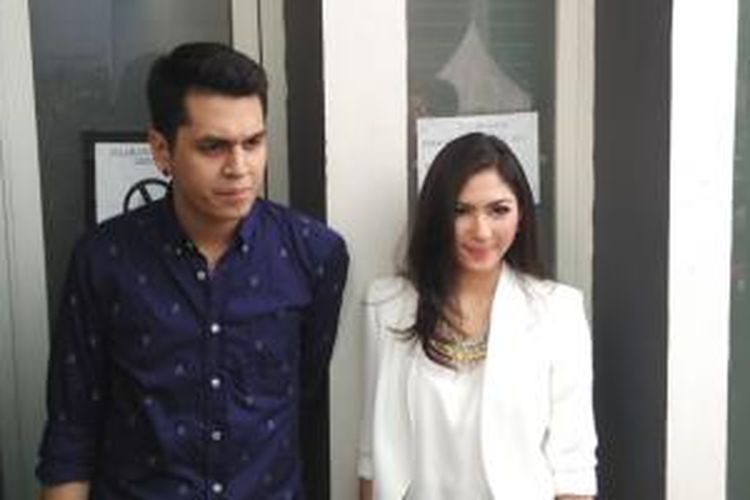 Kevin Julio dan Jessica Mila diabadikan di Gedung Trans TV, Tendean, Jakarta Selatan, Kamis (9/7/2015).
